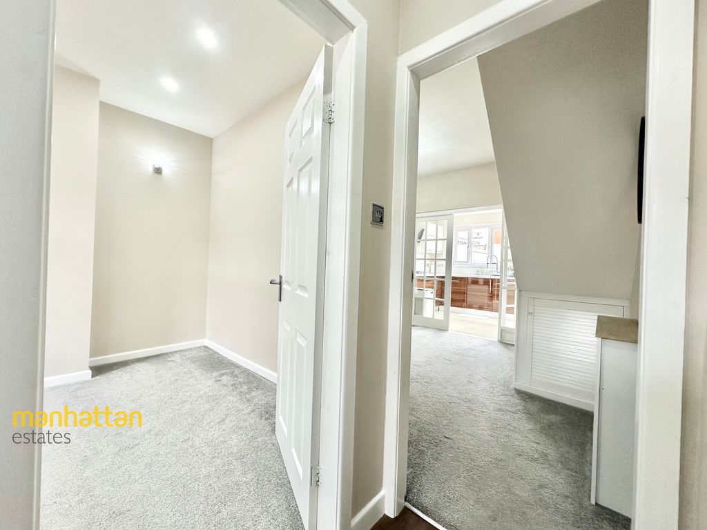 Property photo 3 of 17 Hallway