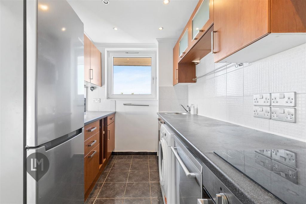 Property photo 2 of 7 Kitchen