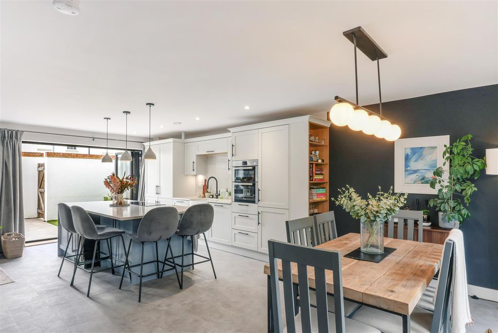 Property photo 2 of 33