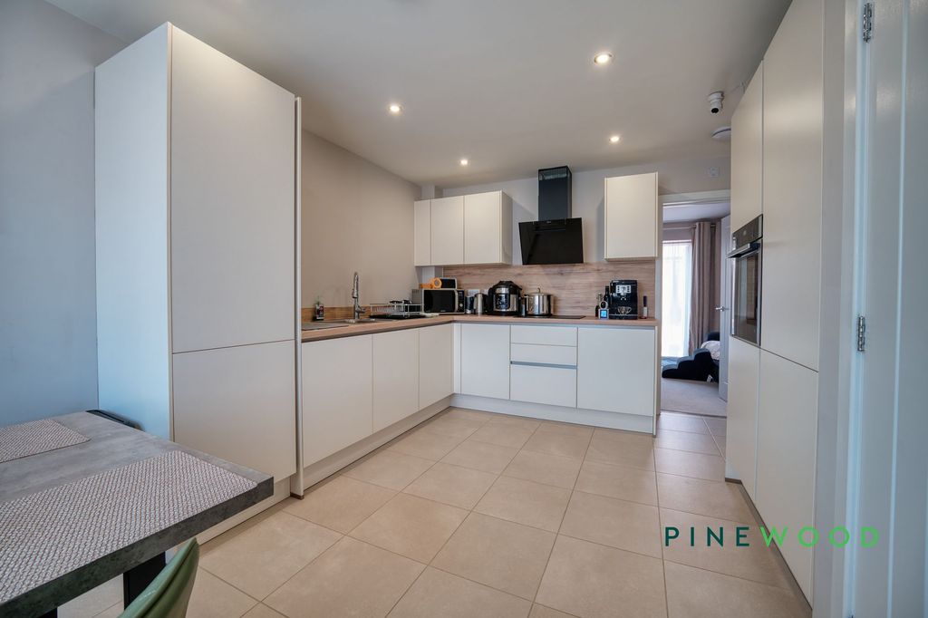 Property photo 3 of 18 Kitchen / Diner