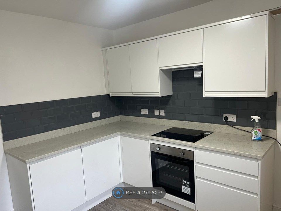 Property photo 3 of 10 Kitchen