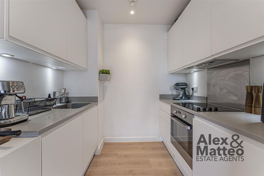 Property photo 2 of 15 Varcoe Road