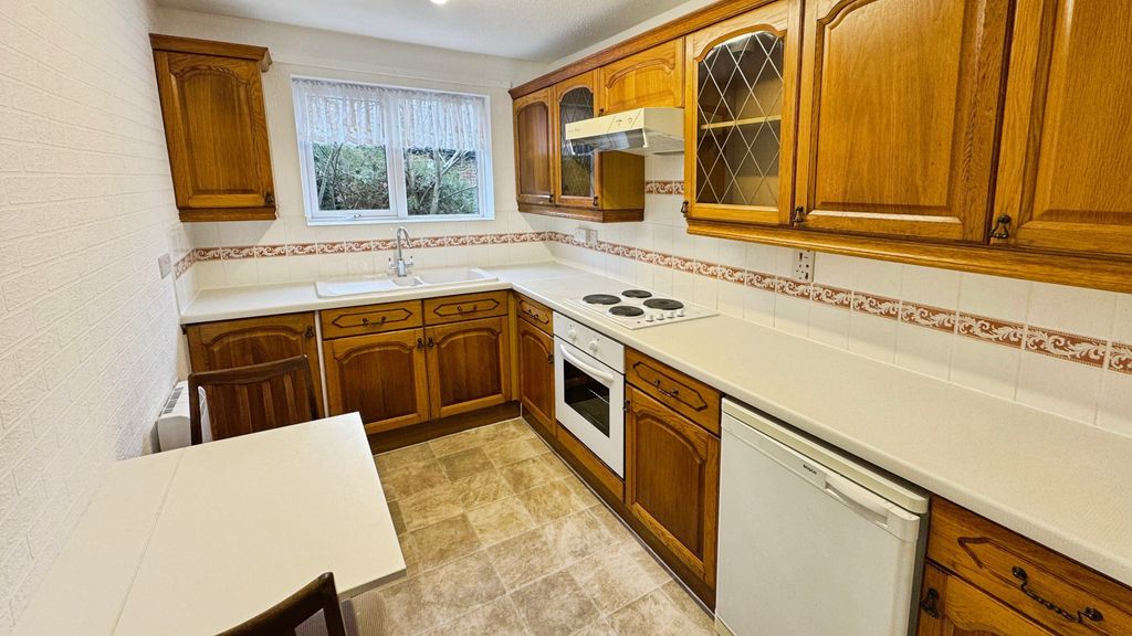 Property photo 3 of 8 Kitchen