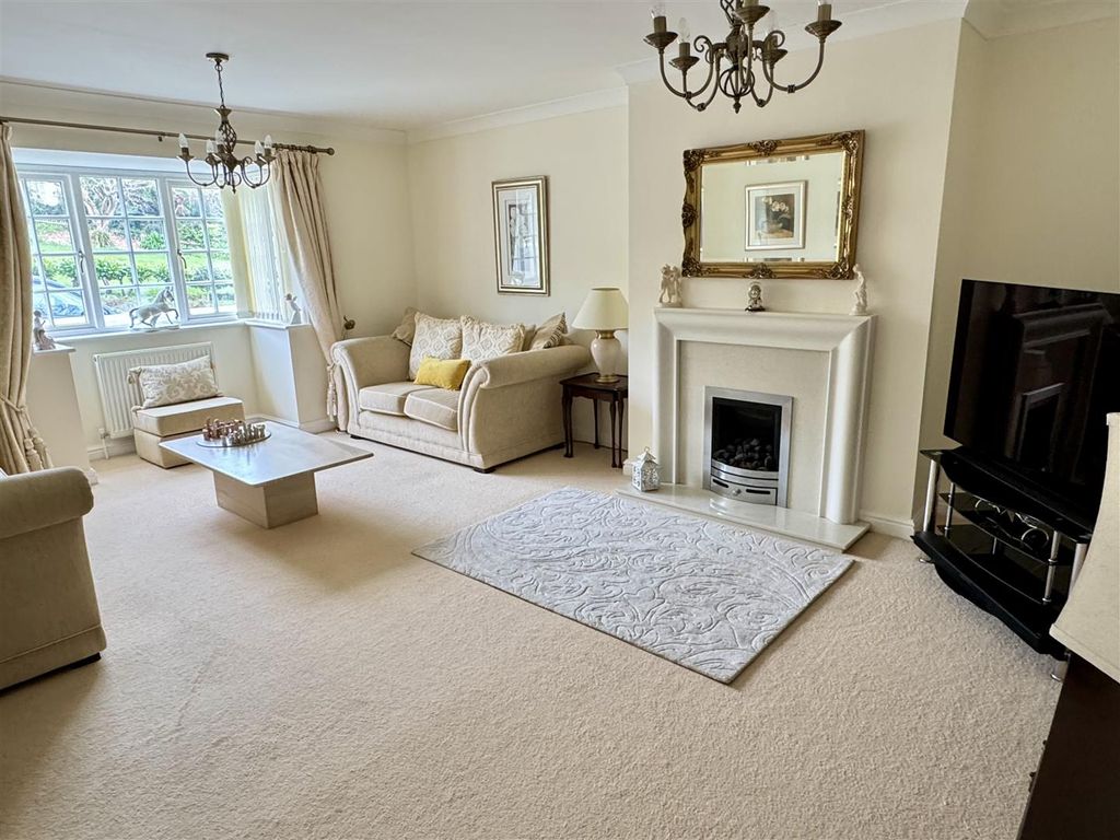 Property photo 2 of 43 Lounge