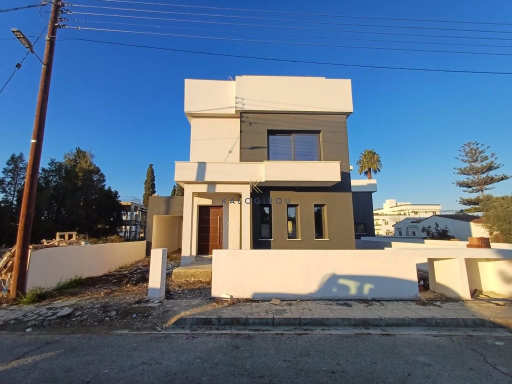 Property photo 2 of 32