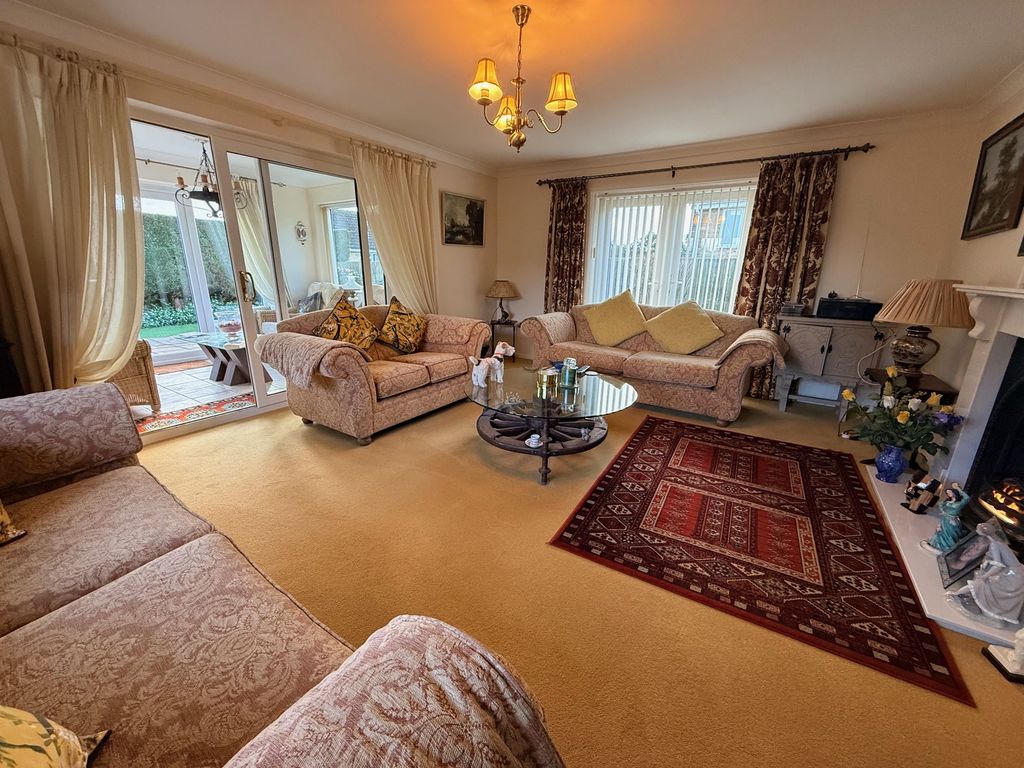 Property photo 3 of 20 Lounge Aspect 2