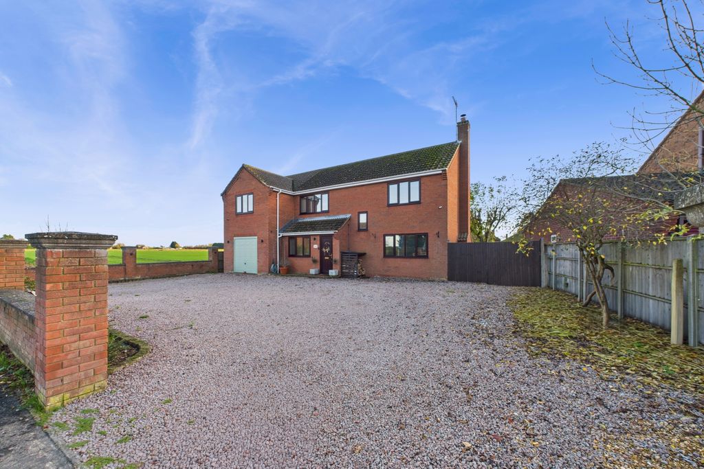 Property photo 1 of 37 Ewemove Spalding - Pinchbeck - Driveway
