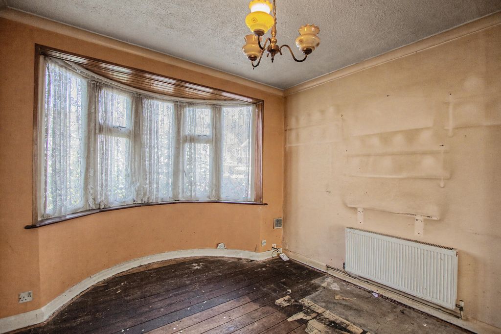 Property photo 2 of 14 6 Cedar Avenue, Waltham Cross, En8 8Au