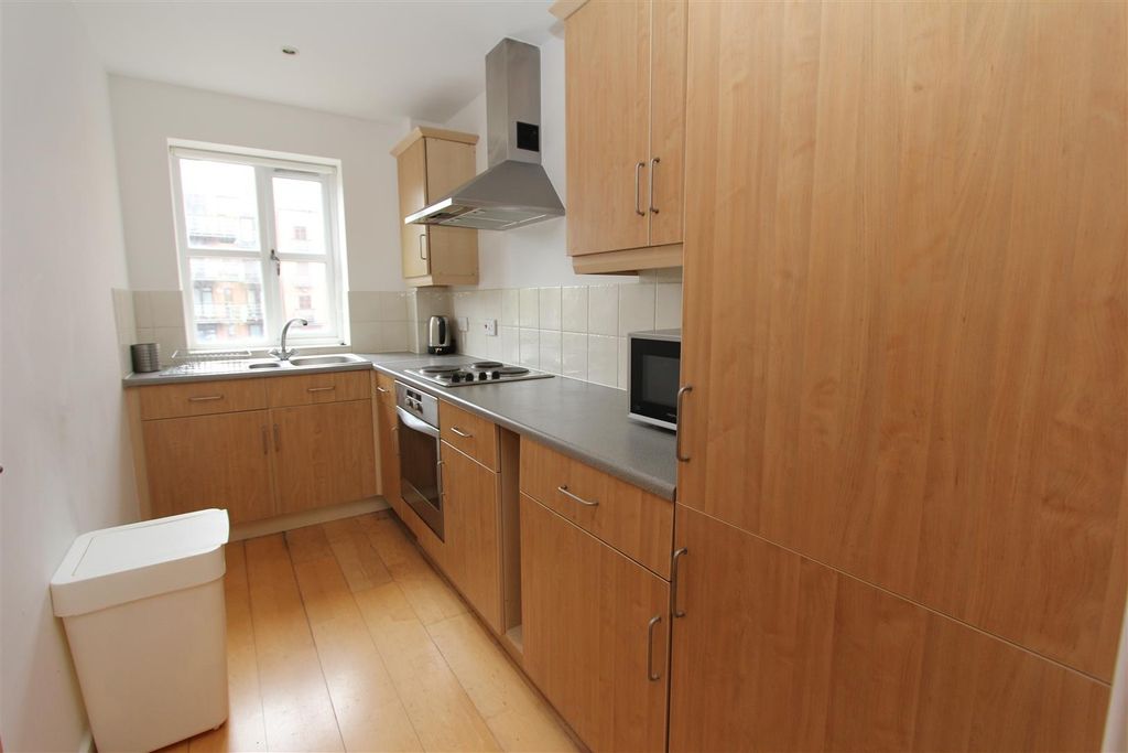Property photo 3 of 10 Bright, Modern Kitchen With Plenty Of Storage...