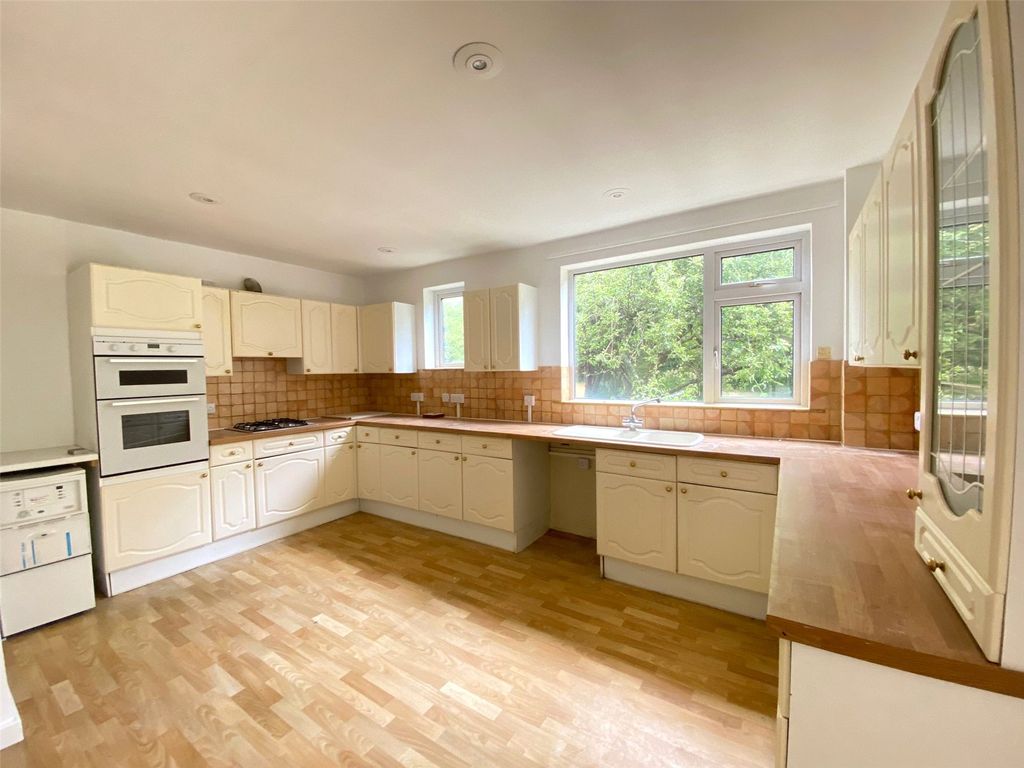 Property photo 3 of 10 Kitchen