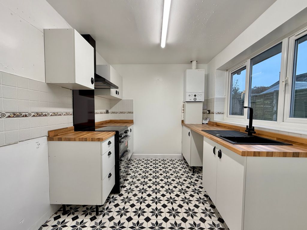 Property photo 2 of 9 Kitchen