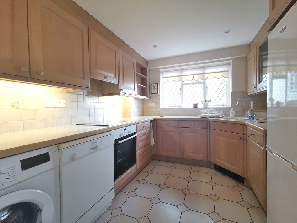 Property photo 2 of 10 Kitchen