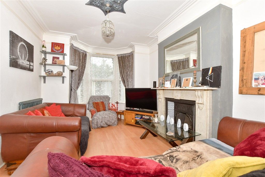 Property photo 3 of 11 Lounge