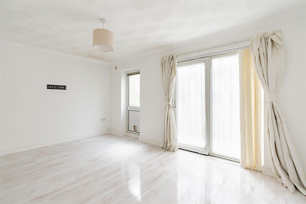 Property photo 3 of 19 28 Porchester Close-Hr11.Jpg