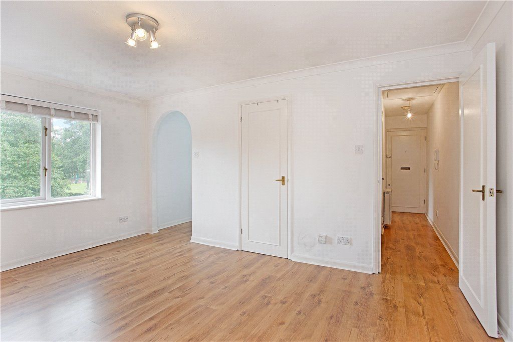 Property photo 3 of 10 Lounge