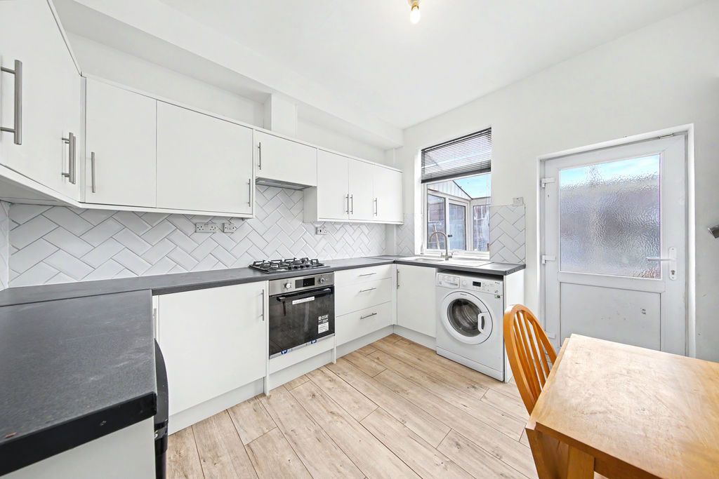 Property photo 3 of 10 Kitchen