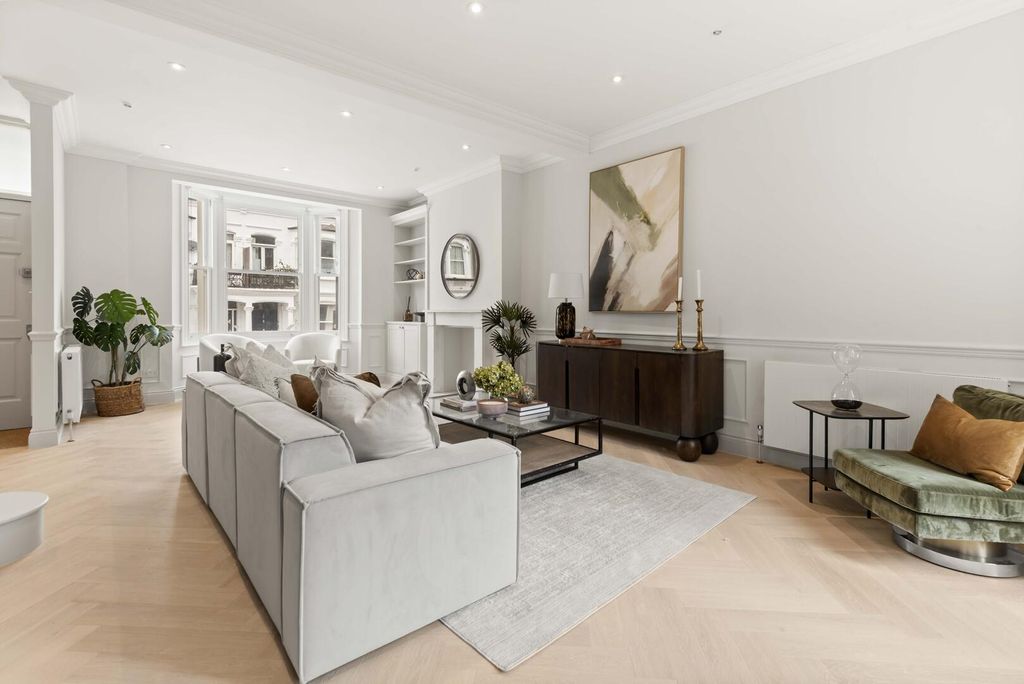 Property photo 1 of 22 Full Width Living Room