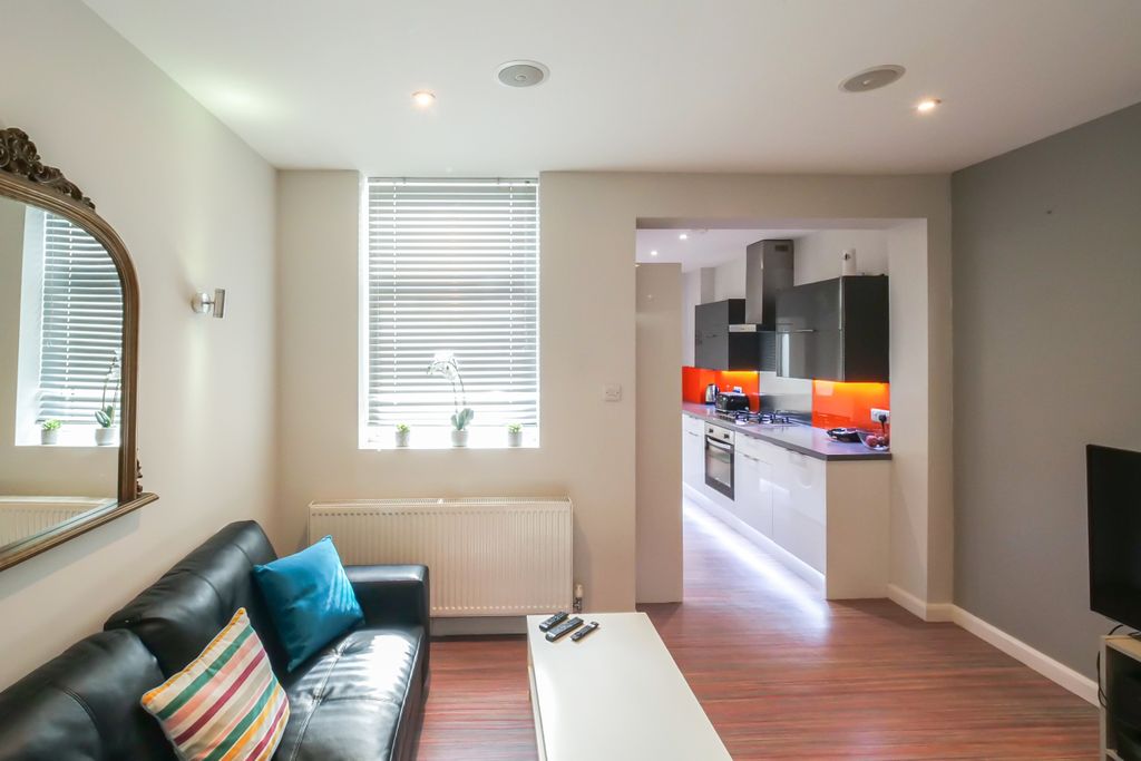 Property photo 3 of 8 64 Seaford Street, Living Room1