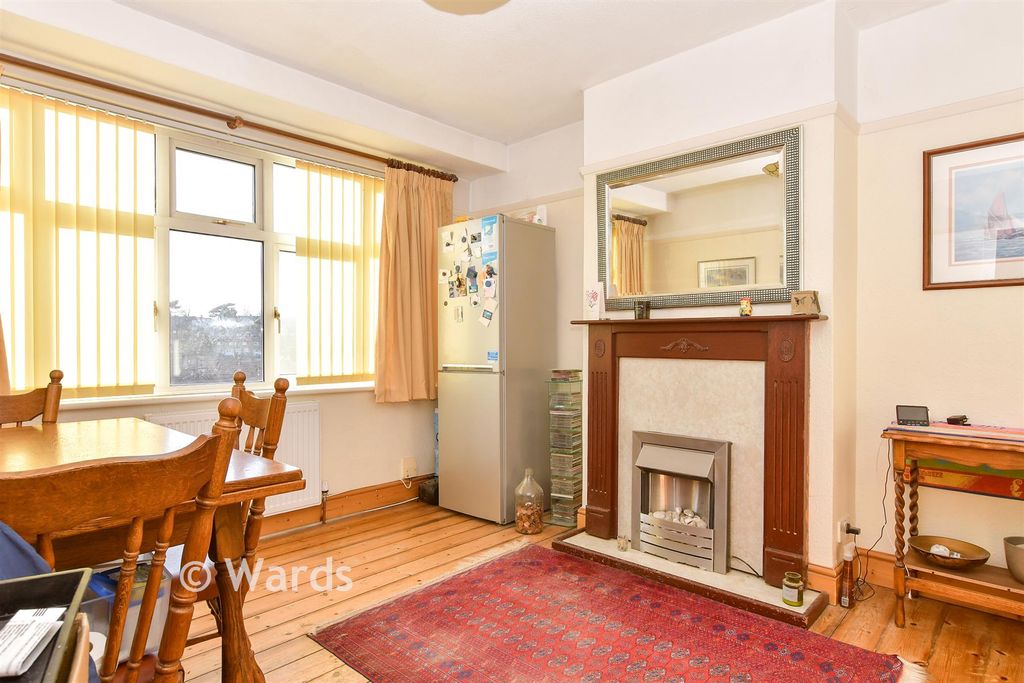Property photo 1 of 11 Lounge