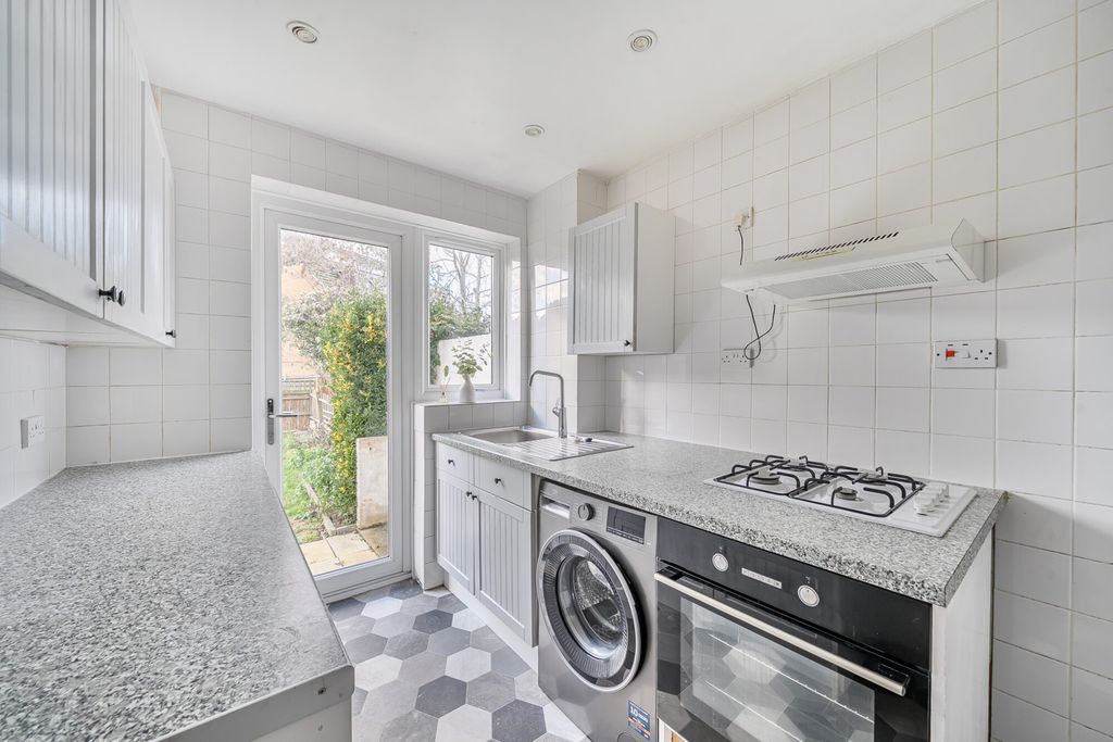 Property photo 3 of 11 Kitchen