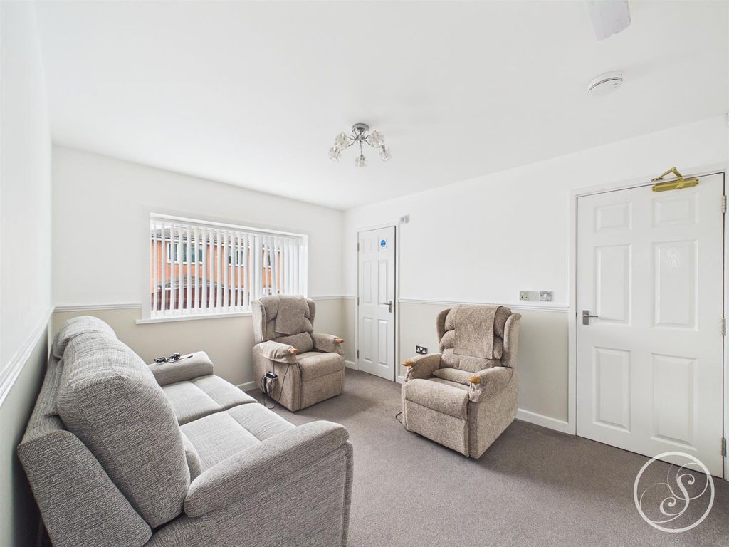 Property photo 2 of 21 Lounge