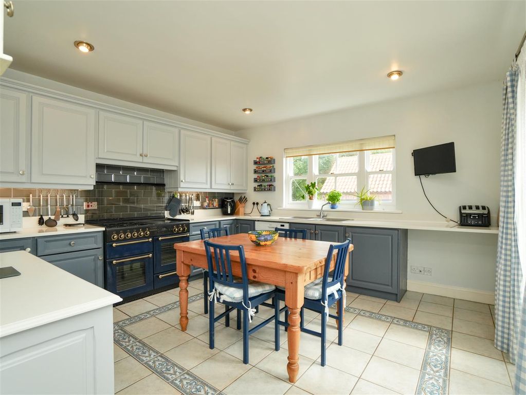 Property photo 3 of 26 Breakfast Kitchen