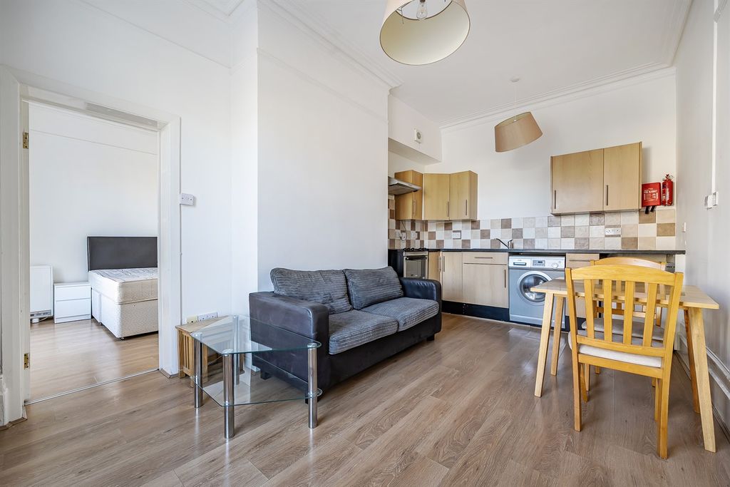 Property photo 2 of 6 Living Room/Kitchen