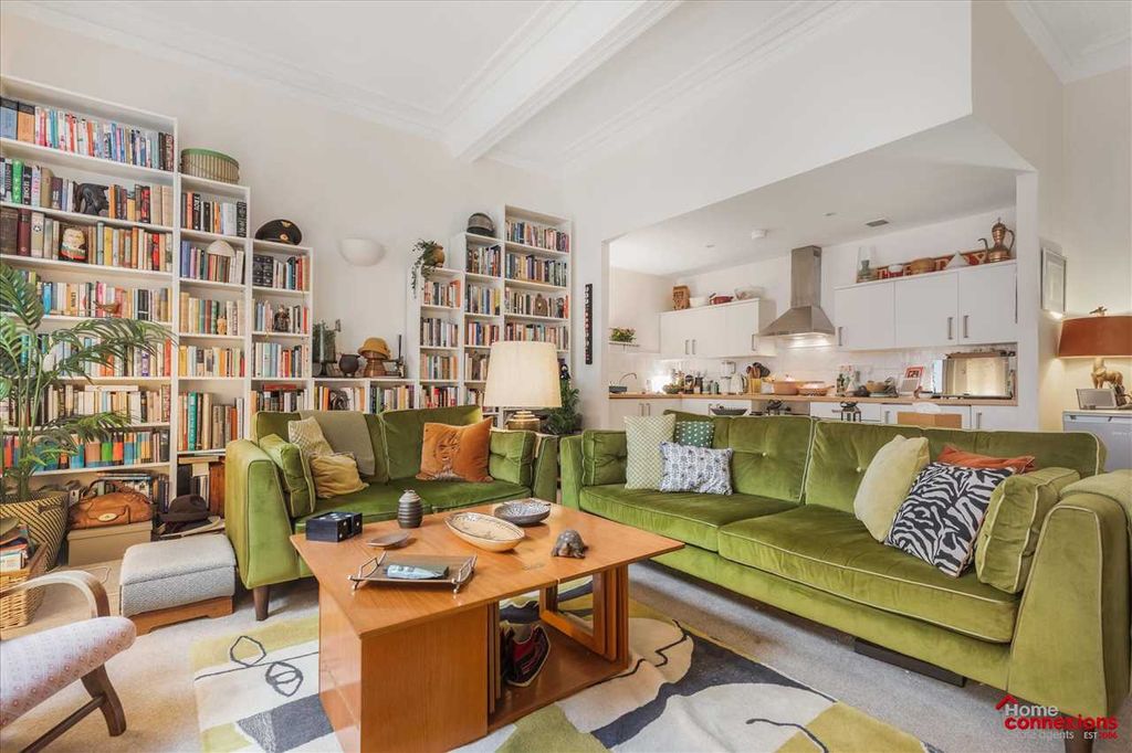 Property photo 3 of 17 Lounge (2)