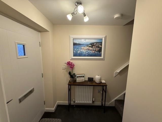 Property photo 2 of 14 7 Oldbury Close - Hallway.Jpg