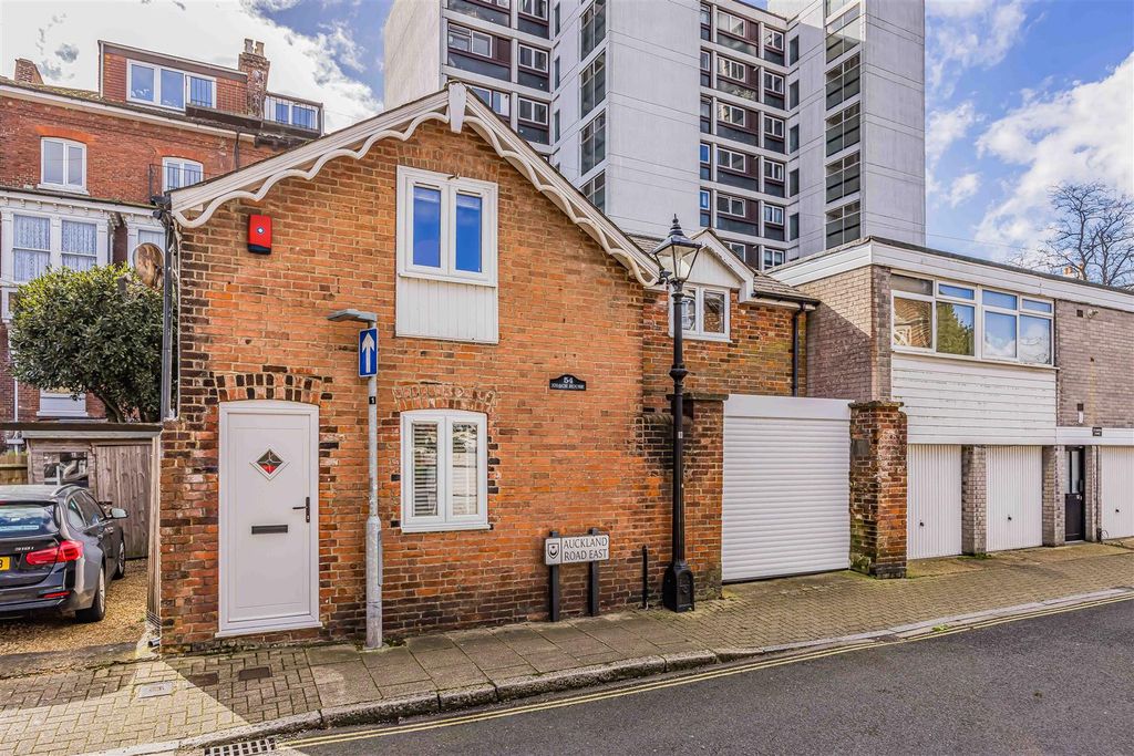 Property photo 1 of 22 54 Auckland Road East, Southsea-Small-Porticomarke