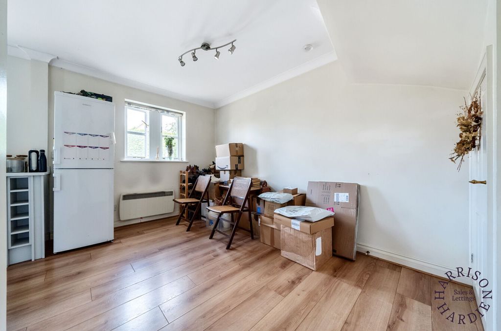 Property photo 3 of 11 Kitchen