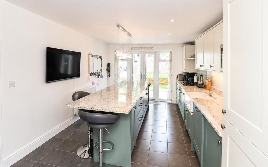 Property photo 3 of 21 Kitchen/Breakfast Room