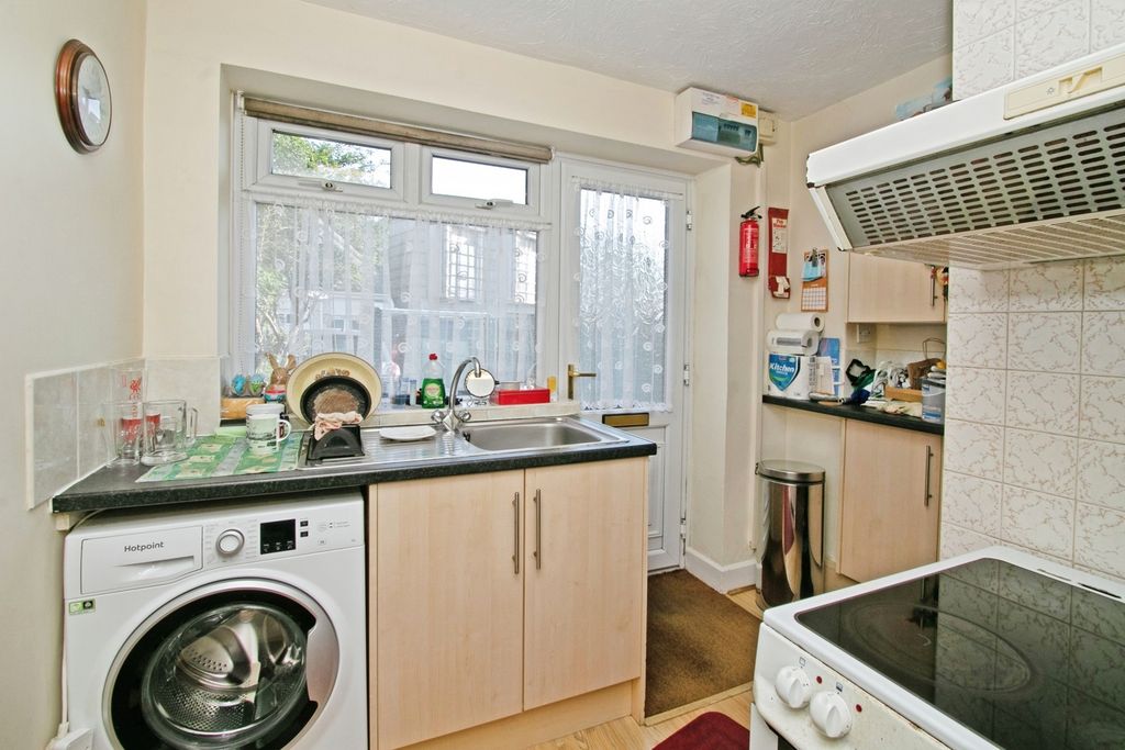 Property photo 3 of 19 Kitchen
