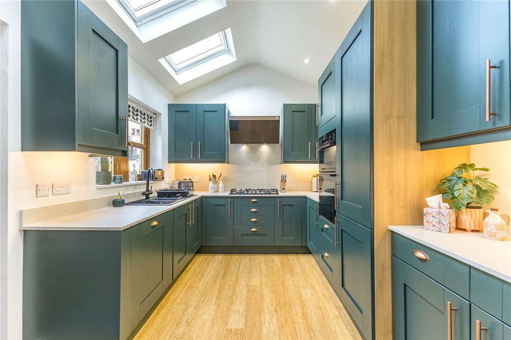 Property photo 3 of 19 Kitchen