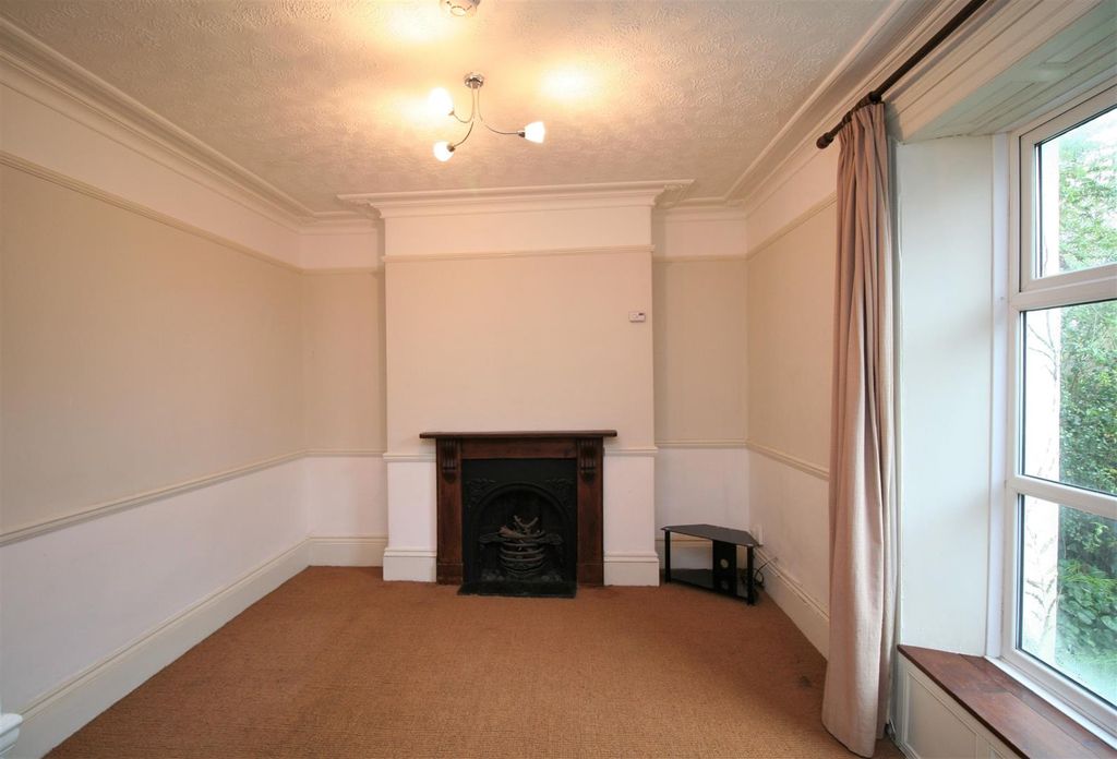 Property photo 2 of 7 Living Room