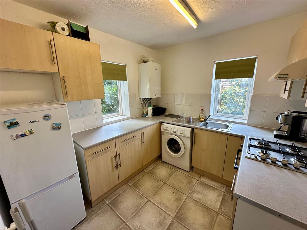 Property photo 3 of 10 Kitchen