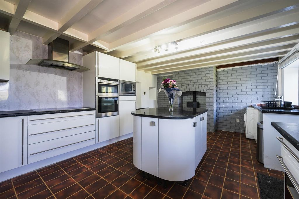 Property photo 3 of 30 Breakfast Kitchen