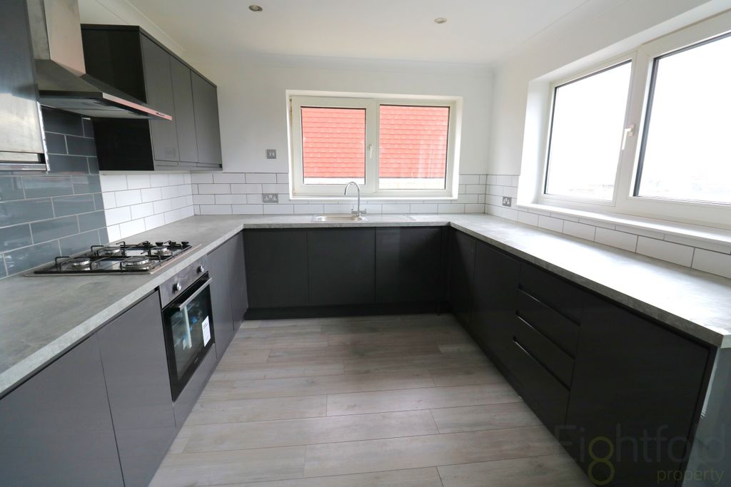 Property photo 2 of 11 Kitchen