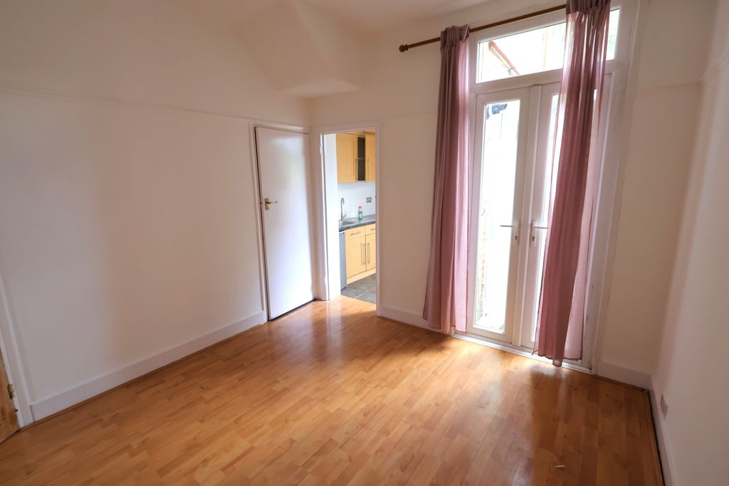 Property photo 3 of 12 Img 0429