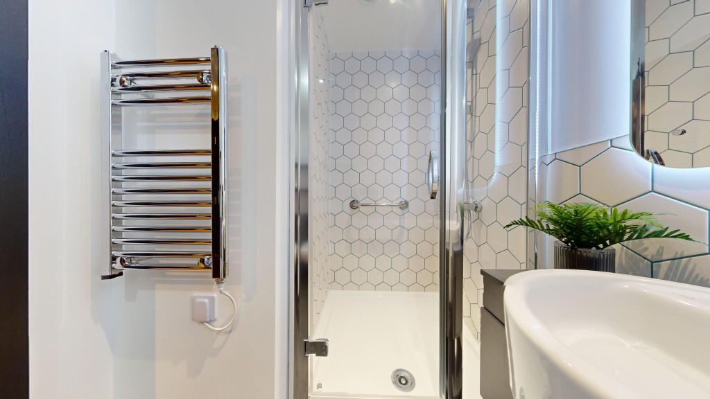 Property photo 3 of 19 Bathroom