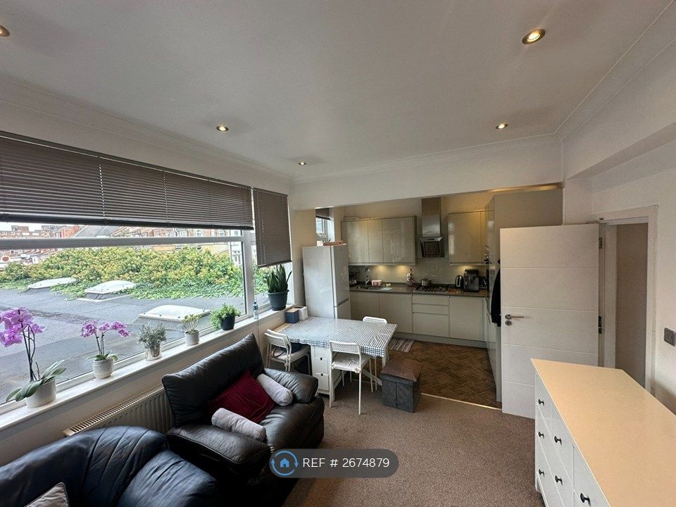 Property photo 3 of 8 Living Room / Kitchen