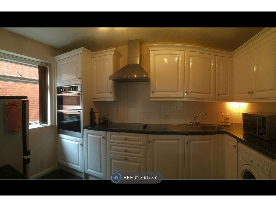 Property photo 3 of 11 Kitchen