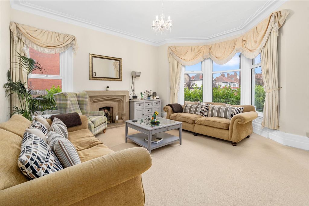 Property photo 3 of 25 Lounge