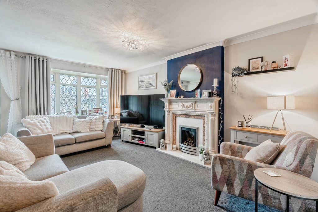 Property photo 2 of 17 Lounge