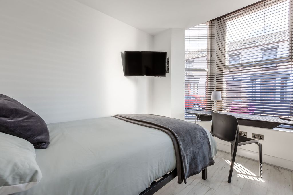 Property photo 1 of 5 Bright, Modern Bedroom With A Large Window Letting...