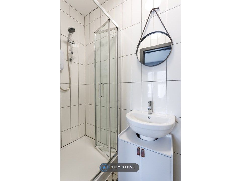 Property photo 3 of 19 Bed 5 (En-Suite)