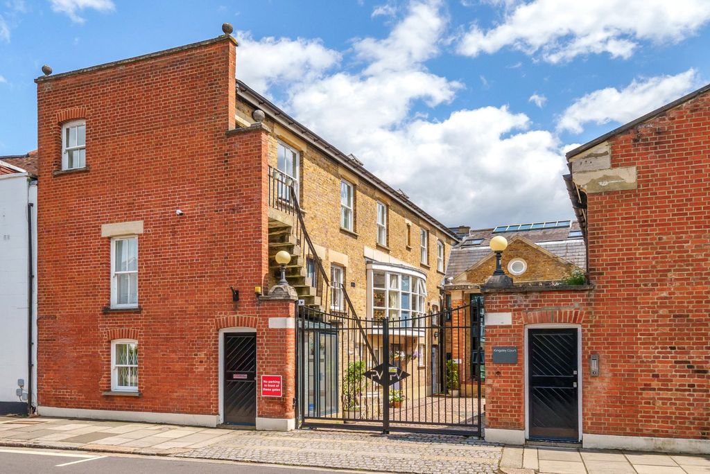 Property photo 3 of 11 Front