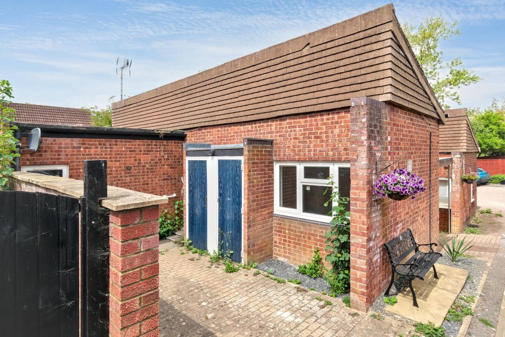 Property photo 1 of 12 39 Arncliffe Drive, Heelands, Milton Keynes, Buckinghamshire, Mk13 7Le