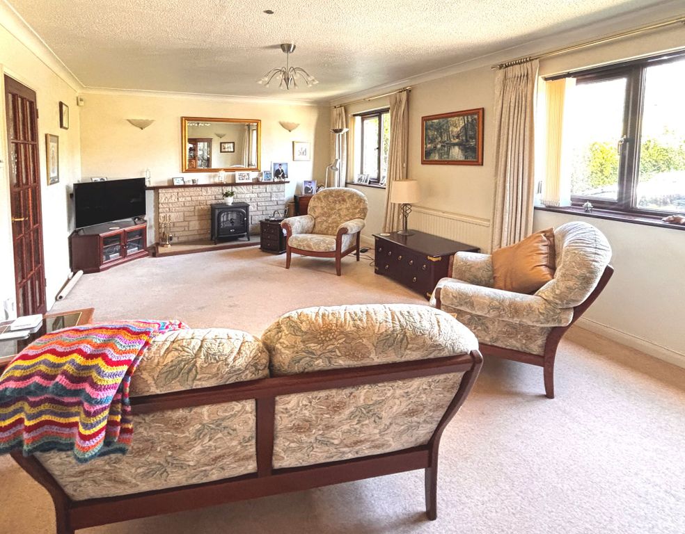 Property photo 2 of 18 Sitting Room