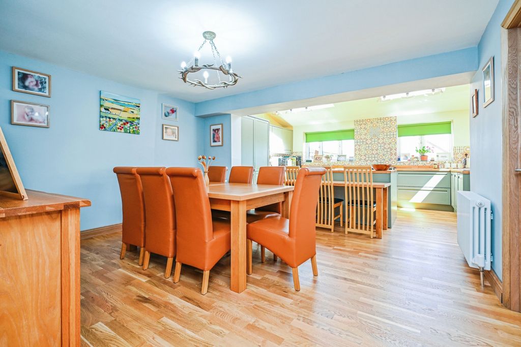 Property photo 2 of 33